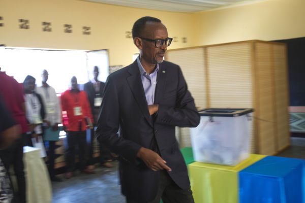 Rwandsk&yacute; prezident Paul Kagame ve volebn&iacute; m&iacute;stnosti.