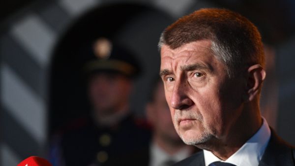 Premi&eacute;r v demisi Andrej Babi&scaron; po setk&aacute;n&iacute; s prezidentem Milo&scaron;em Zemanem, kter&eacute;ho nav&scaron;t&iacute;vil 10. dubna 2018 v L&aacute;nech. Prezident mu podle jeho slov doporu�il pokra�ovat v jedn&aacute;n&iacute; o vl&aacute;d� s SPD a komunisty