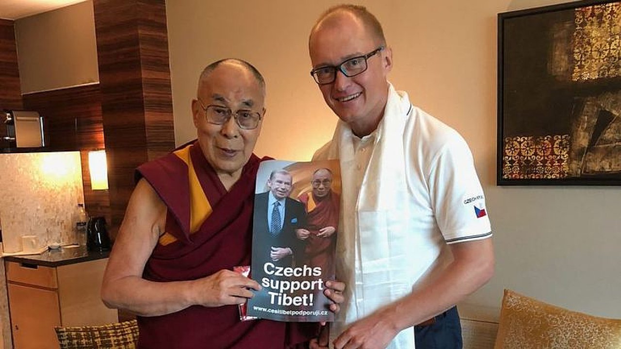 Obletl svt za 46 dn. Setkal se s dalajlamou, nouzov pistn zkouel v baznu.