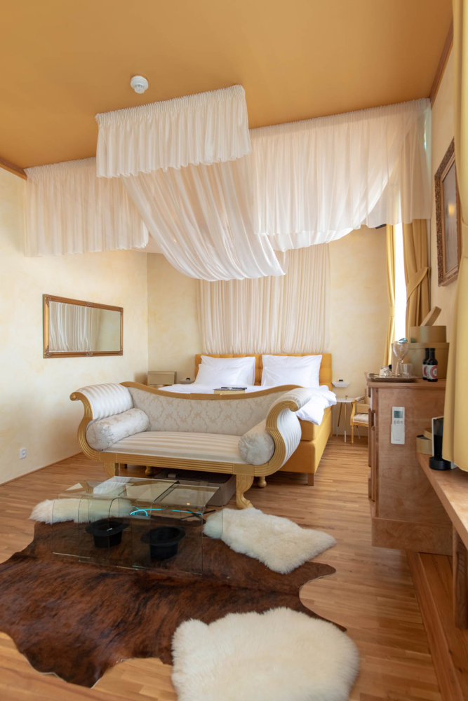 Opulentní jeviště pro herce, kteří si užívají pozornost. Jestlipak víte, proč visí v tomto apartmánu obraz s roztomilým kolouškem?