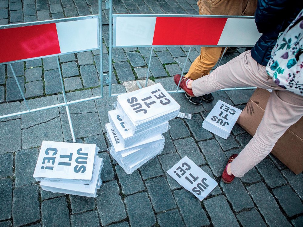 Na demonstracích pořadatelé rozdávali tisíce letáků. Náklady na akce hradí Milion chvilek pro demokracii z darů lidí i firem.