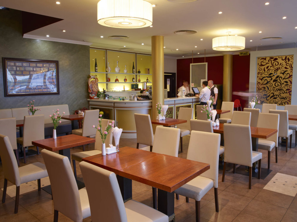 V běžném provozu působí Dong Do jako běžná restaurace, při slavnostech se však luxusně vyzdobí.