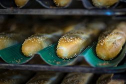 Výrobce sendvičů Crocodille začíná online prodávat i pečivo.