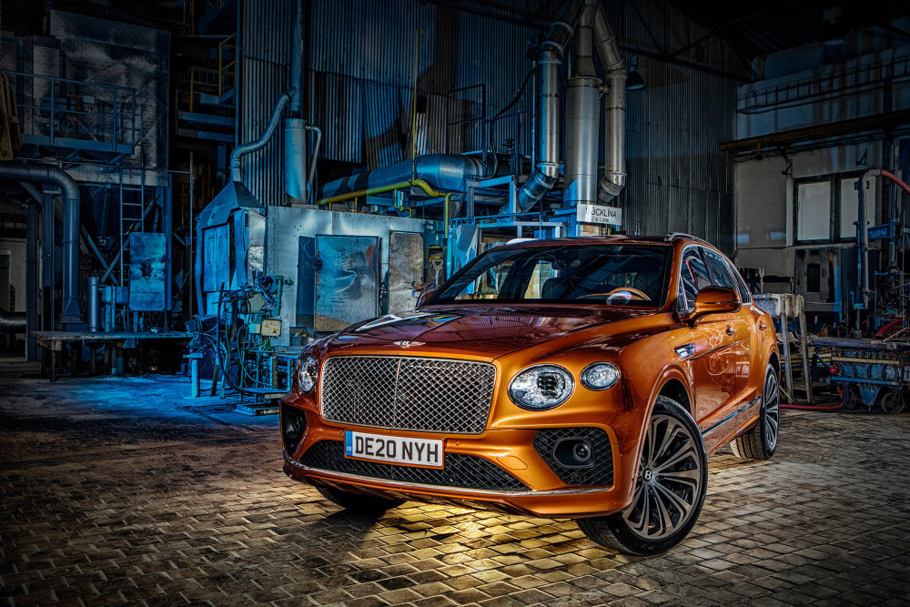 Kůže na palubní desce ve stejném odstínu jako lak Orange Flame dokázala kabinu rozzářit. Znalec tu najde detaily, které mají i méně luxusní modely z rodiny koncernu Volkswagen, do kterého Bentley spadá, ale v praxi to nevadí, zpracování interiéru je špičkové. K autu ladí i hodiny švýcarské značky Breitling.
