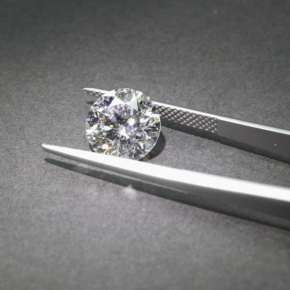 Pouze 0,04 procenta ze všech nalezených surových diamantů na světě splňuje standardy Tiffany. Právě ty poté zamíří do dílny v Antverpách, kde se roztřídí podle velikosti, barvy a čistoty. Až poté jsou posílány dál do manufaktur v Belgii, Botswaně, Vietnamu, Kambodži a na Mauriciu, kde je mistři řemesla brousí a leští.