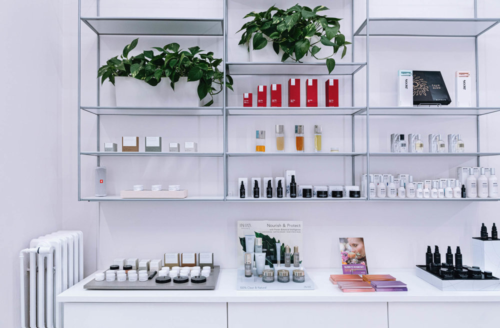 Zakladatelky Líčírny vizážistka Veronika Milá a produkční Klára Nestěrová. Do svých make-up butiků vybírají přírodní dekorativní líčidla například od značek jako Aether, Alima, (M)Anasi 7 nebo Ilia.