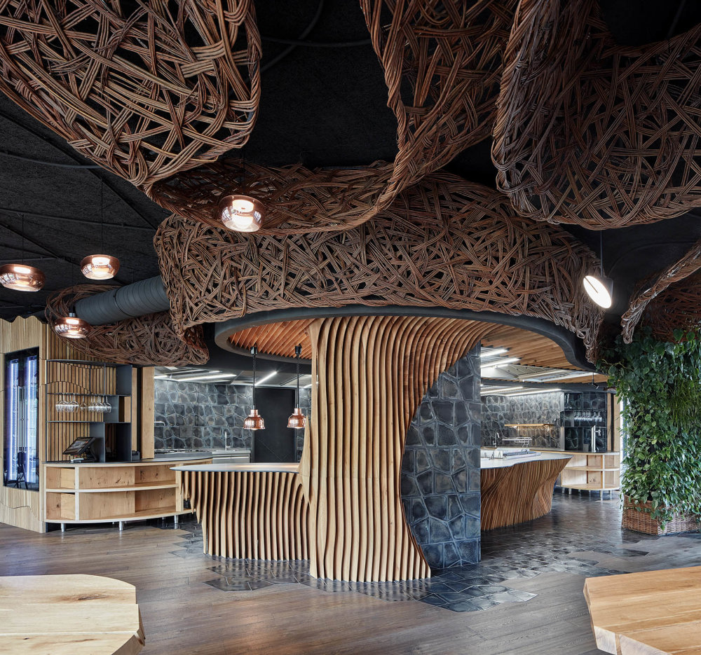 Pavel Kříž navrhl restauraci STK (na snímku), která vznikla v bývalé autodílně, francouzskou restauraci La Gare, Signature a nejznámější jeho realizací je Entrée.