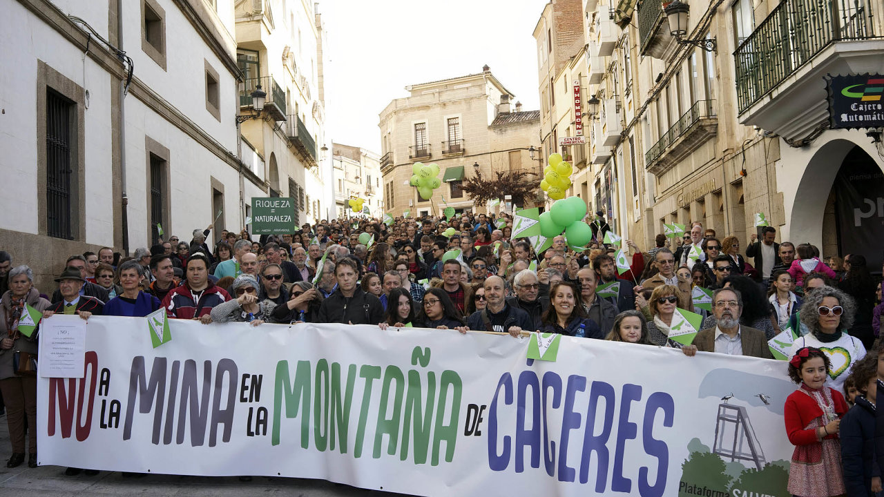 Obyvatelé Cáceresu vyrazili do ulic demonstrovat proti lithiovému dolu v bezprostřední blízkosti města.