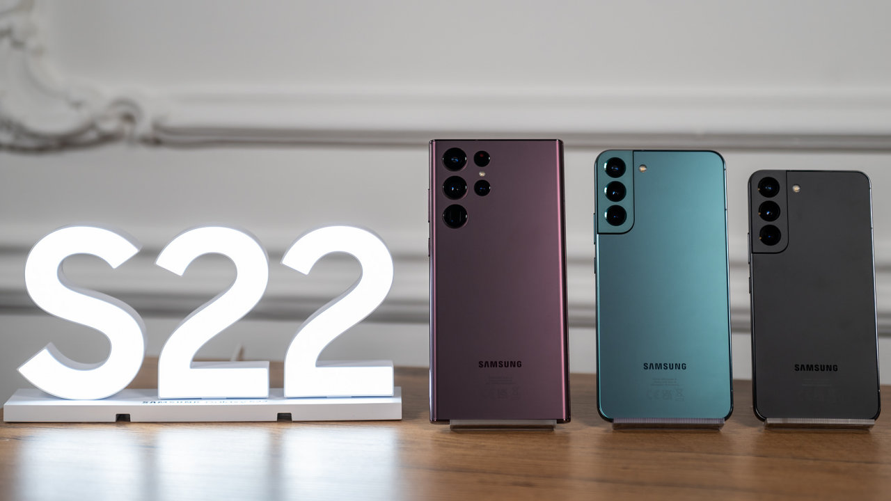 Nové telefony Galaxy S22 mají jasnější displeje a poprvé u modelu Ultra i dotykové tělo schované v těle mobilu