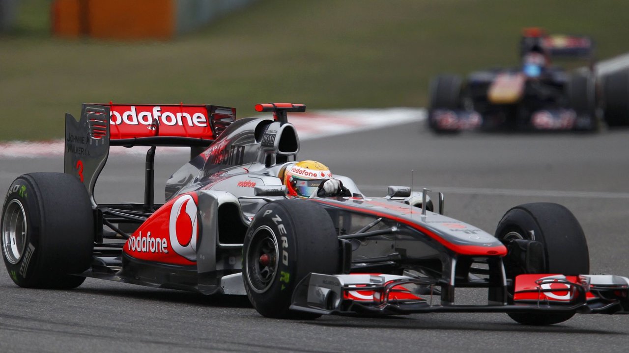 Lewis Hamilton ve vozu McLarenu.