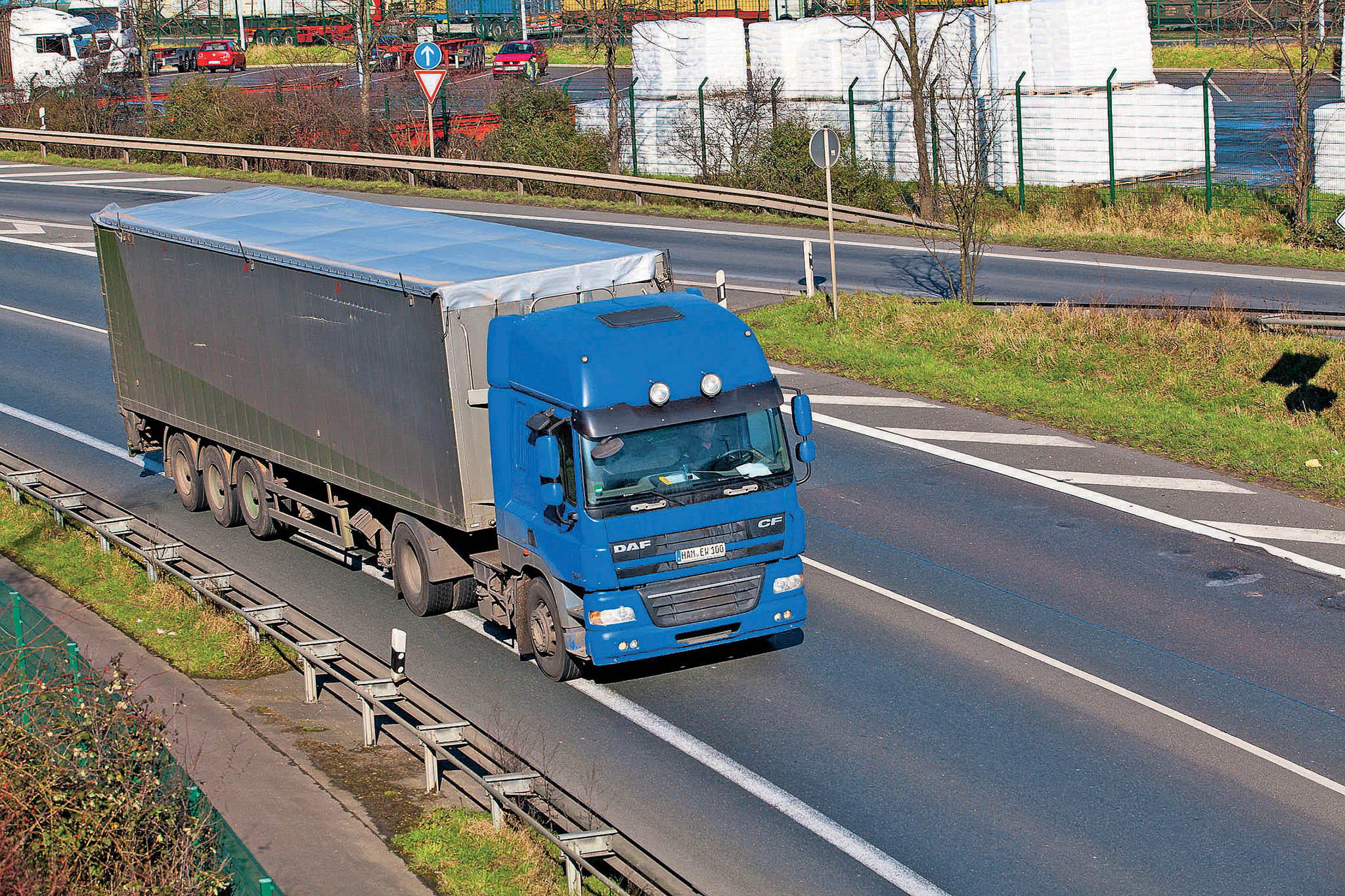 Silnièní nákladní doprava sehrává zásadní roli nejen v mezinárodním obchodu, ale též ve vnitrostátním, kde vzhledem k malým pøepravním vzdálenostem zpravidla nemá efektivnìjší alternativu.