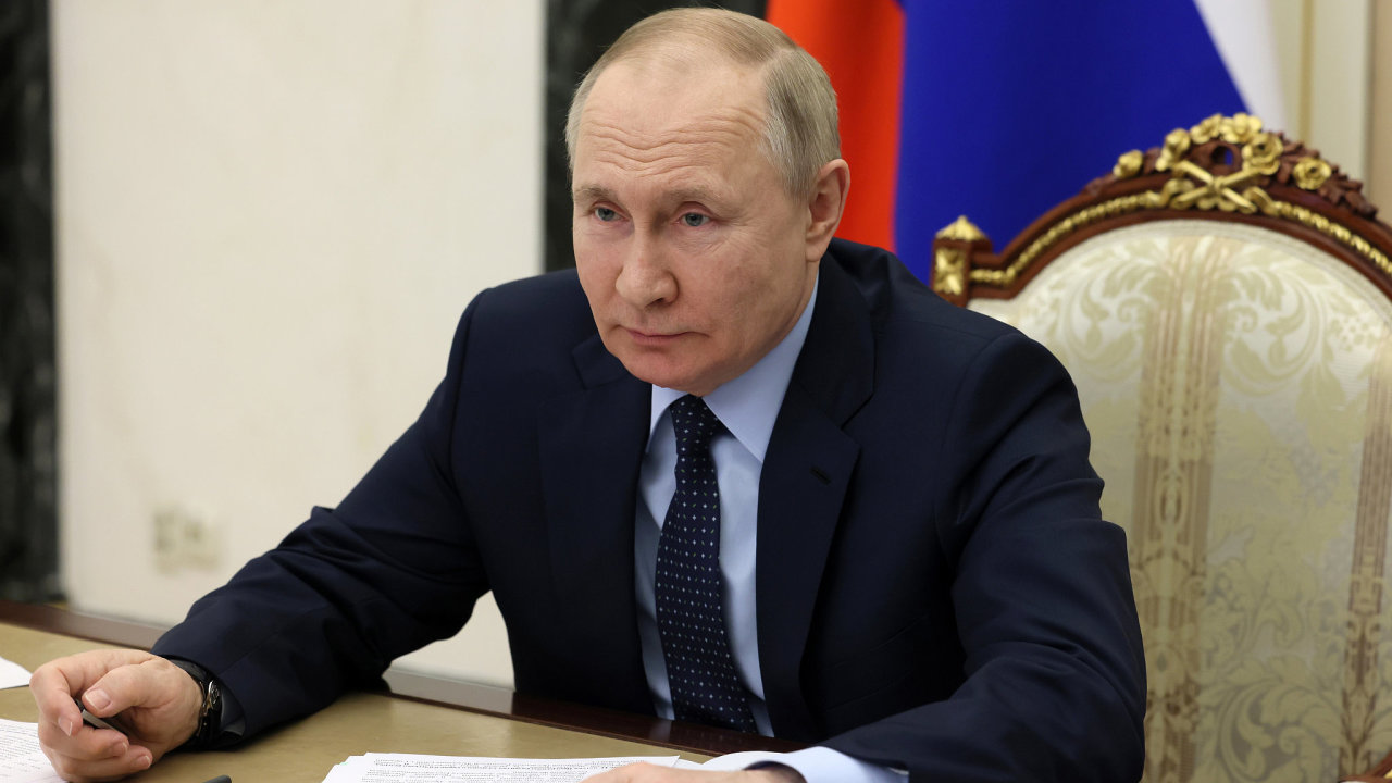 Ruský prezident Vladimir Putin zmìnil pravidla, jakým Rusko nyní platí své závazky ze státních obligací. Zemì platí v rublech, to ale dokumentace k jednotlivým dluhopisùm neumožòují.