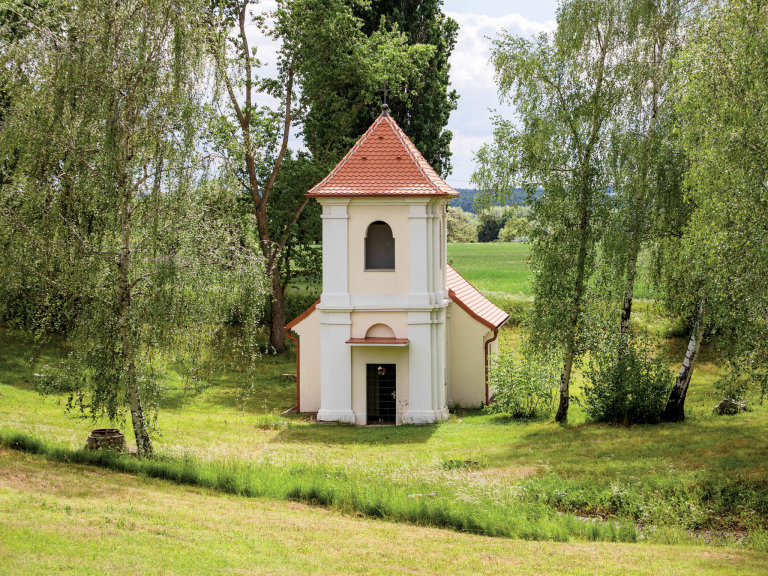 Výstavbì elektrárny musely v 80. letech ustoupit vesnice Skryje, Lipòany a Heømanice. Dnes je pøipomínají osamìlé kostely a obèasná setkání zdejších rodákù.