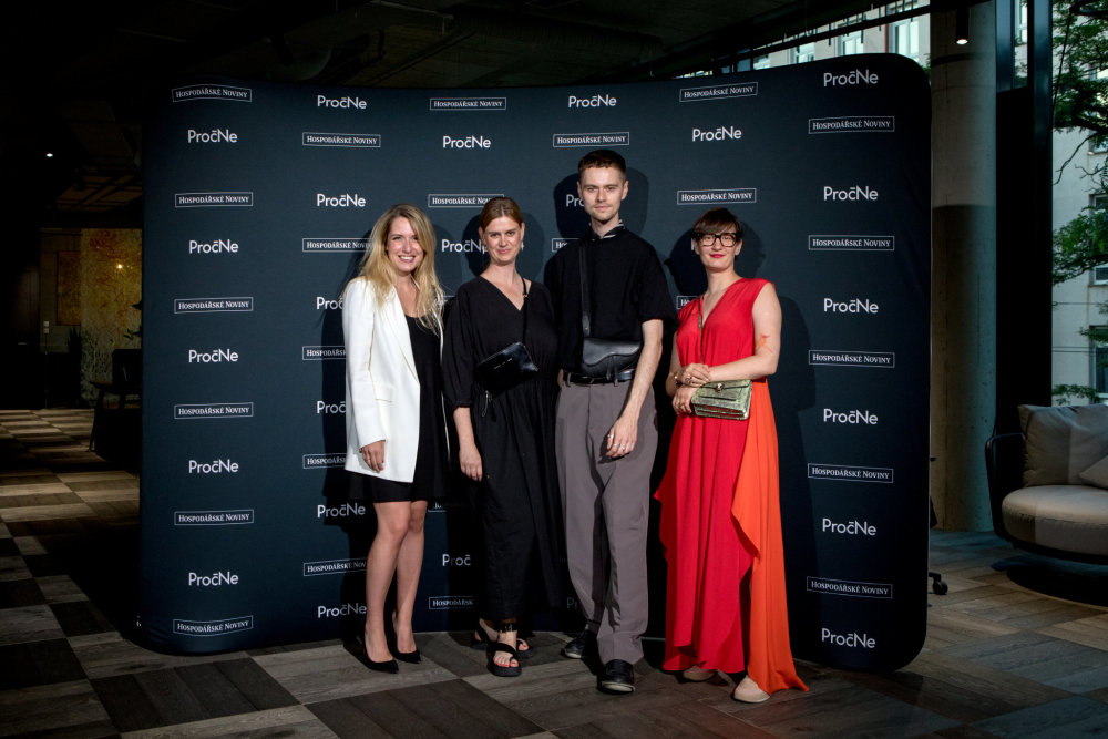 Červnové setkání magazínu PročNe Zleva: Eva Kozárová, designérka Lucie Kutálková, návrhář Jan Černý a šperkařka Janja Prokić.