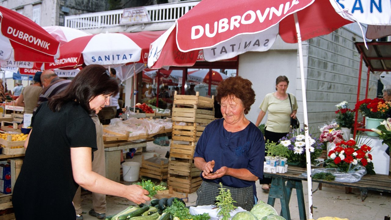 Polovinu plateb dìlají Chorvaté stále v hotovosti. Populární tržištì jsou jedním z míst, kde si musejí zvykat na novou mìnu – euro.