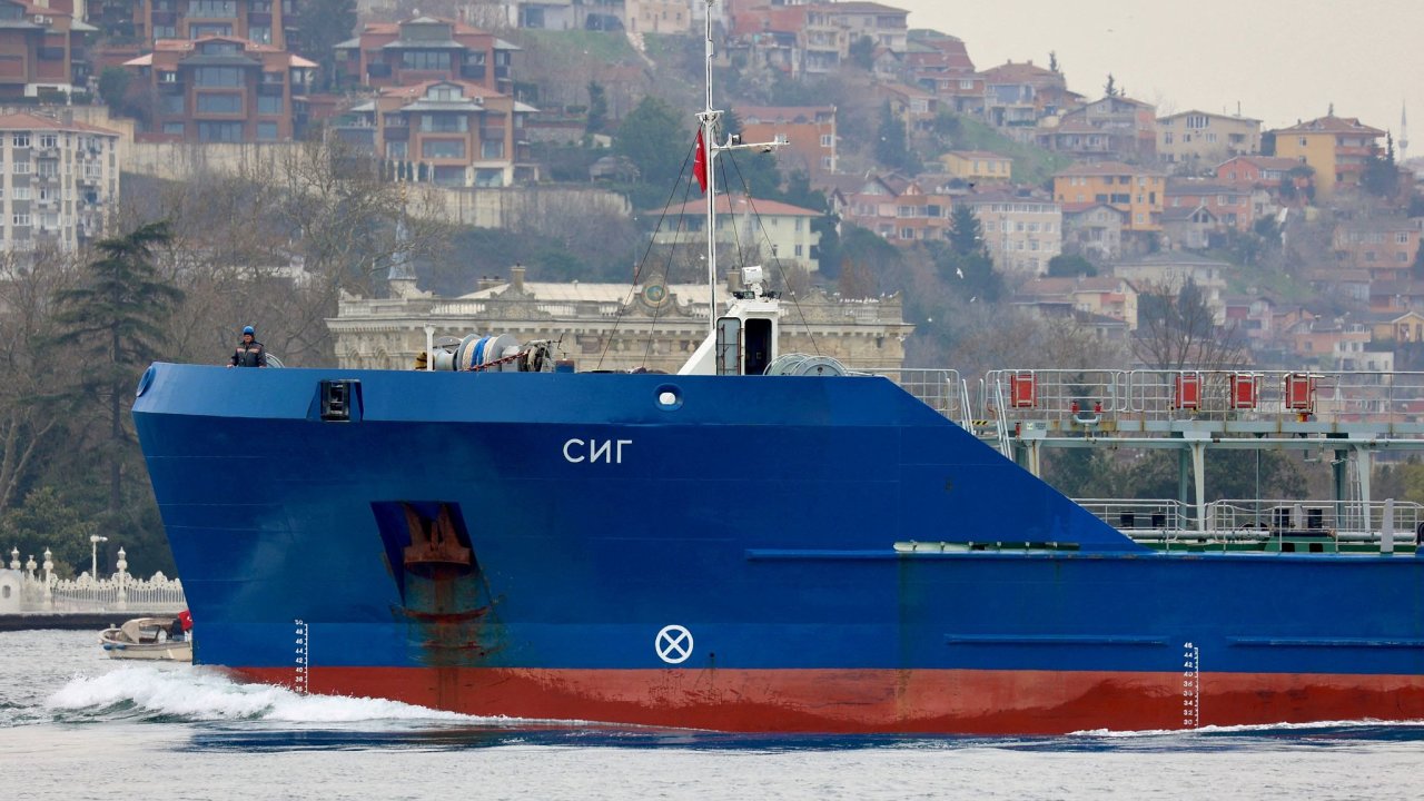 Rusk tanker SIG proplouvajc v beznu 2022 tureckm Bosporem.
