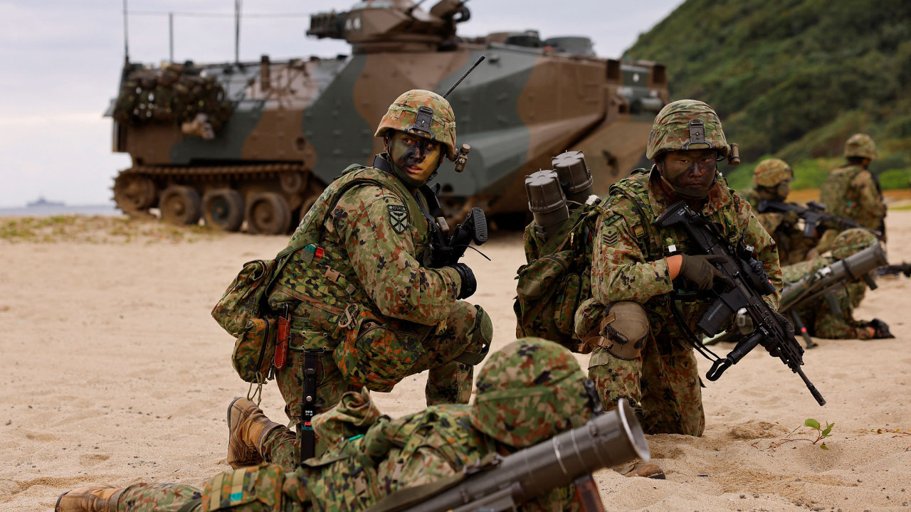 Vojci obojiveln brigdy rychlho nasazen japonskch pozemnch sil sebeobrany se astn ncviku vylodn v nmon pchot na ostrov Tokunoima (prefektura Kagoima, jihozpadn Japonsko).