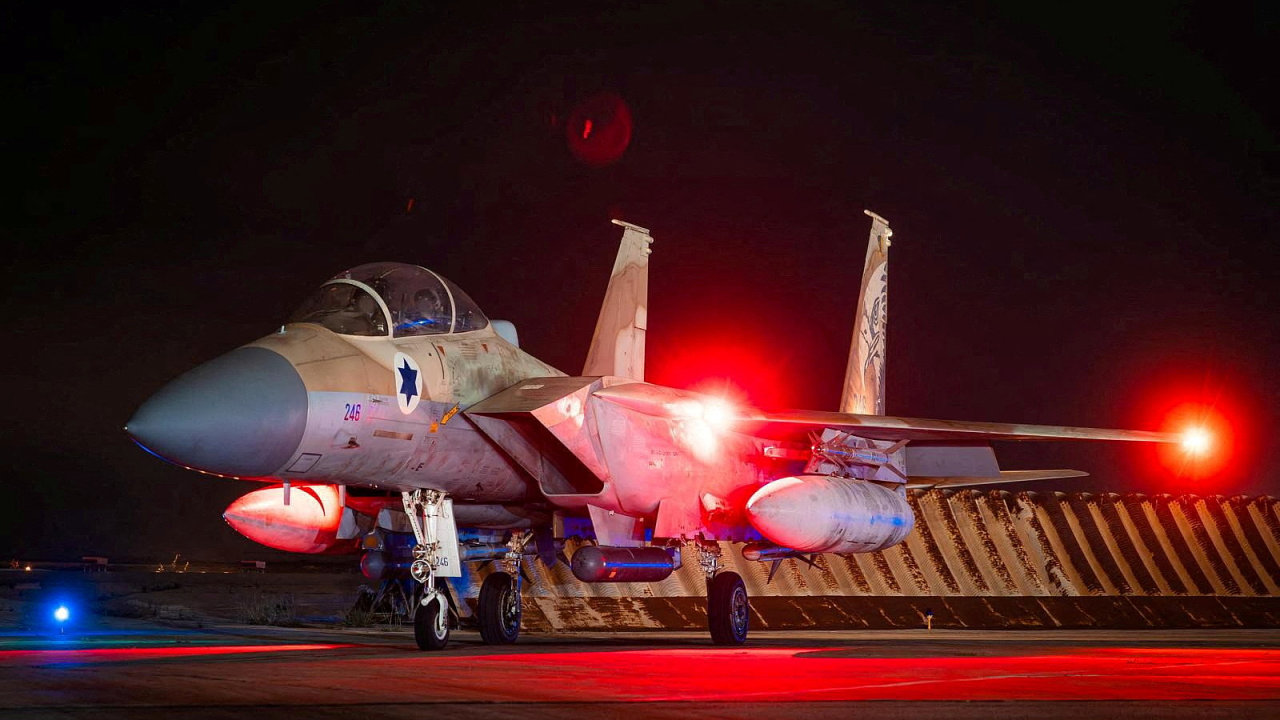Jeden z izraelskch letoun F-15 na aktulnm snmku z vojensk zkladny. Izrael je pipraven k mon odvet za rnsk tok.