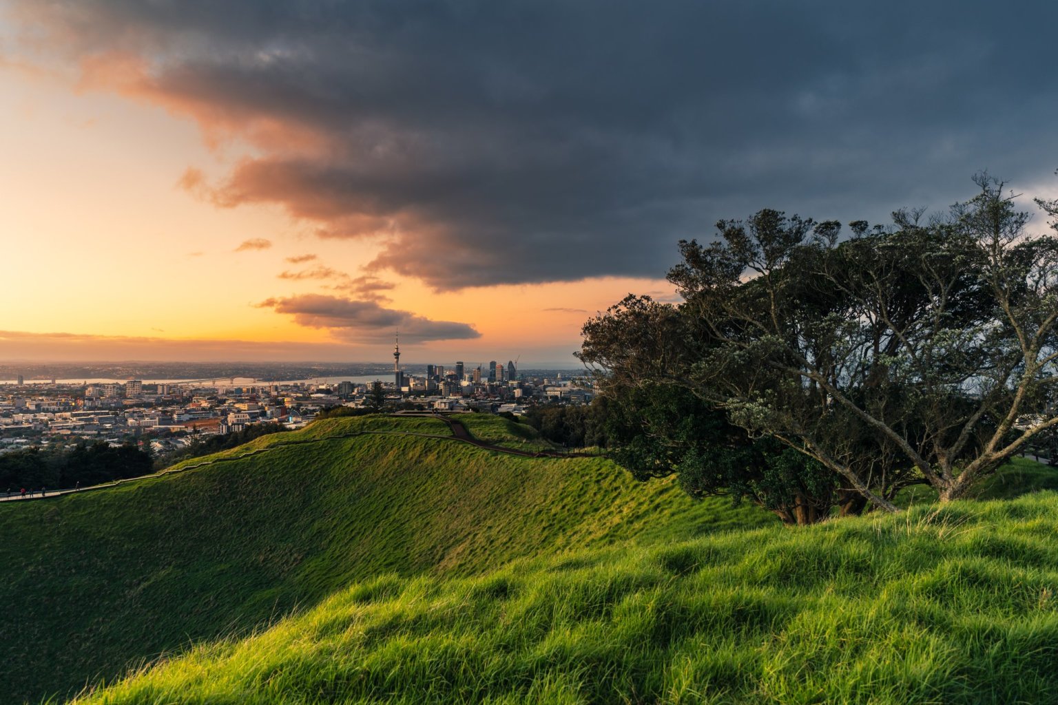 Pohled ze sopenho kuele Mount Eden na Auckland, bval hlavn msto Novho Zlandu.