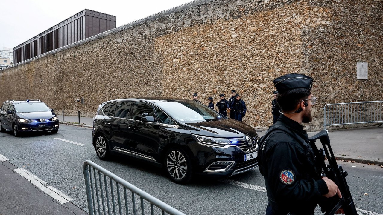 Sarkozy opustil vznici v aut s tnovanmi skly a s policejnm doprovodem.