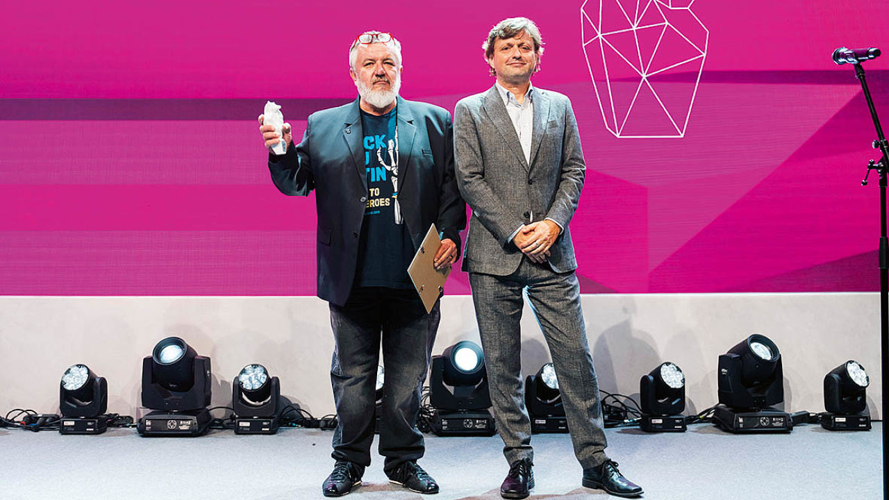 PR osobnost roku je ocenn pro ty, kte dky inn komunikaci dokzali v danm roce posunout njak spoleensk problm. Za projekt Drek pro Putina ho jako prvn dostal Martin Ondrek.