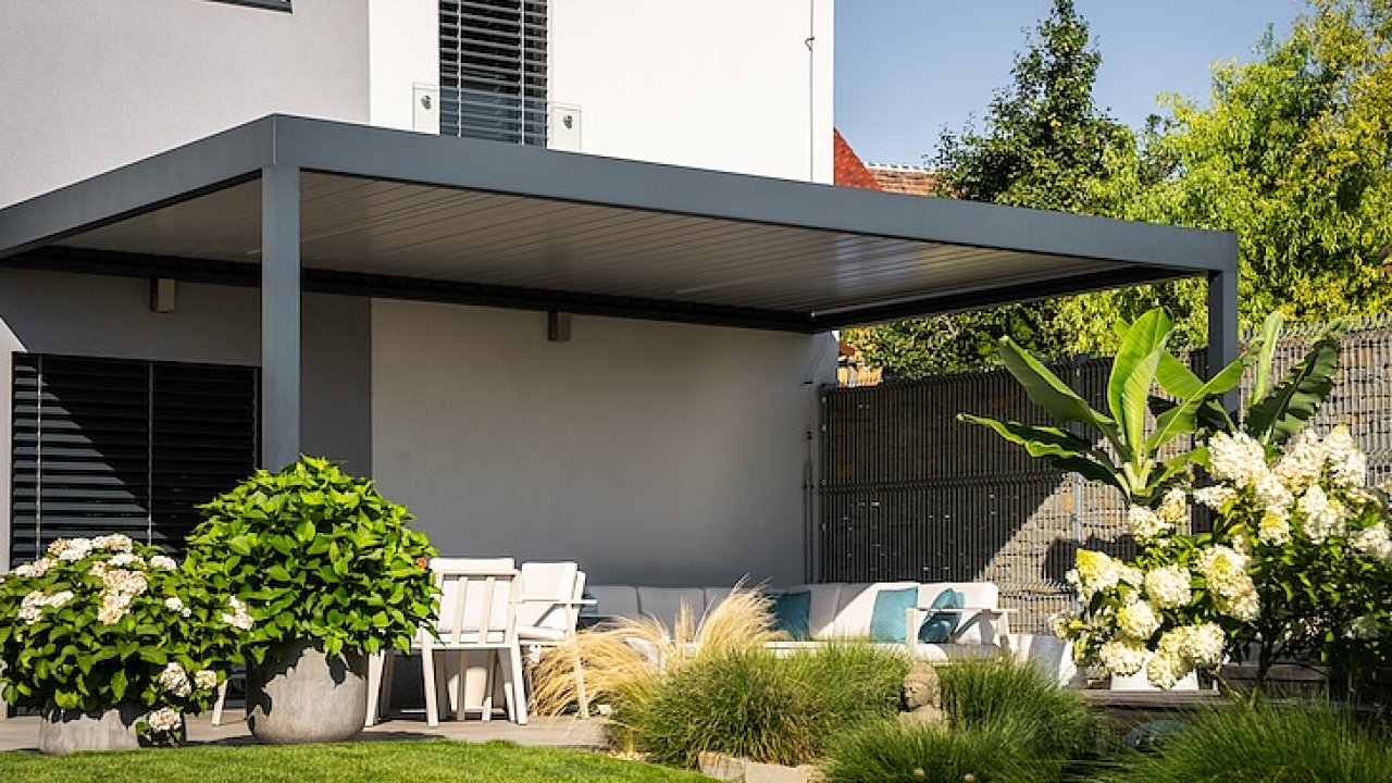 Pokud nemovitost disponuje zahradou �i terasou, jej� hodnotu zvy�uje kvalitn� zast�e�en� posezen�.