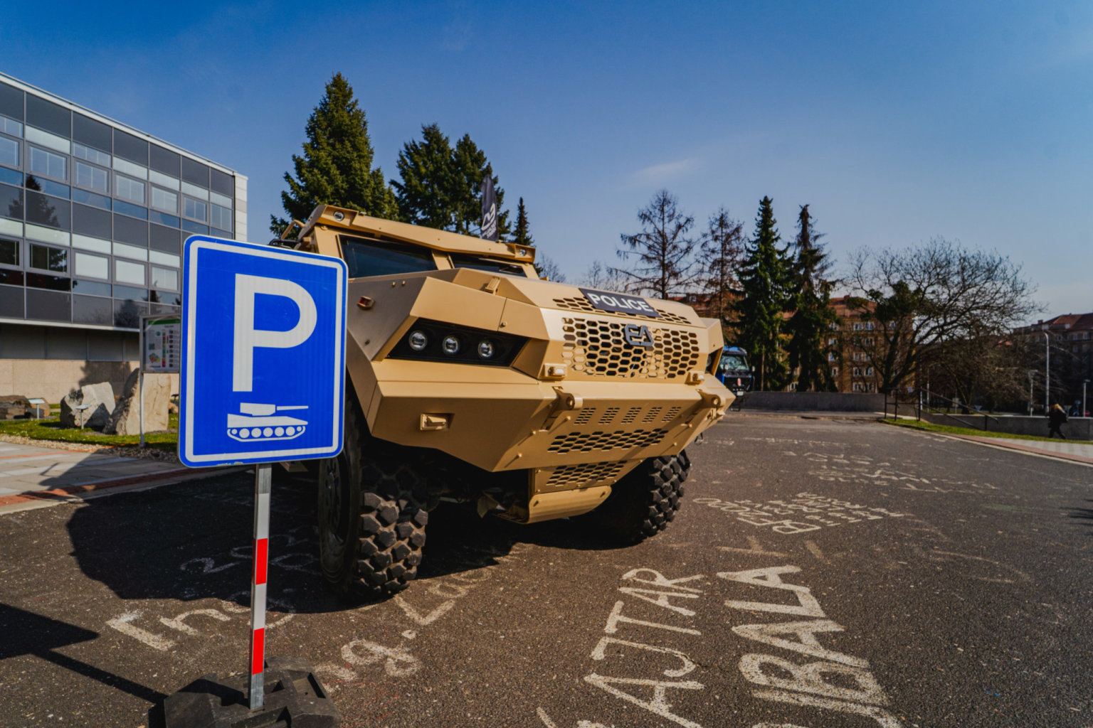 Komer�n� �l�nek