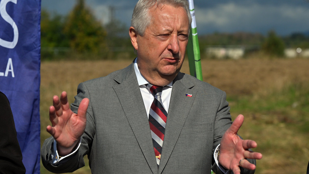 Ministr obrany Jaromír Zůna (za SPD)