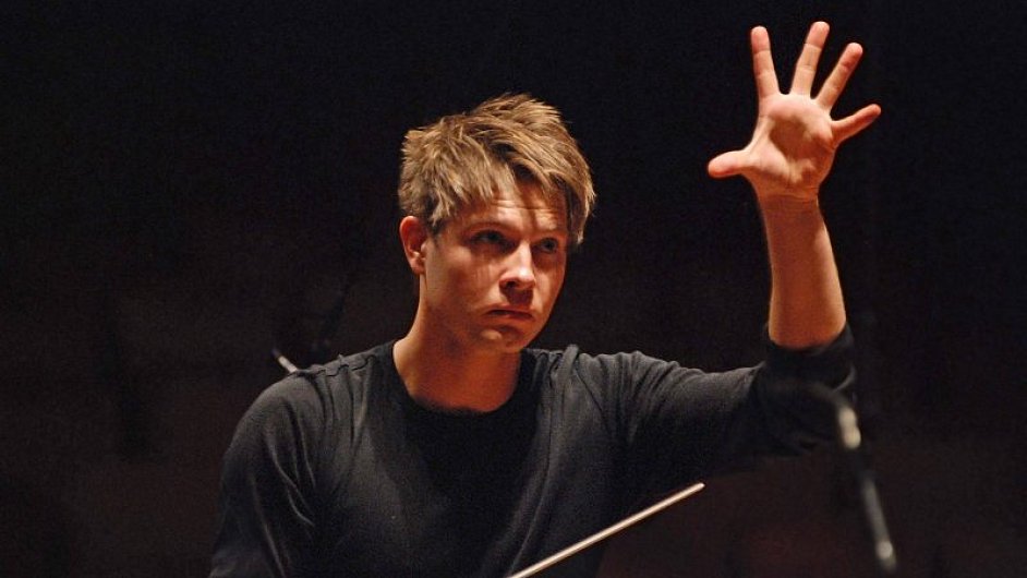 Dirigent Krzysztof Urbaski u vedl orchestry v Trondheimu i v Tokiu.