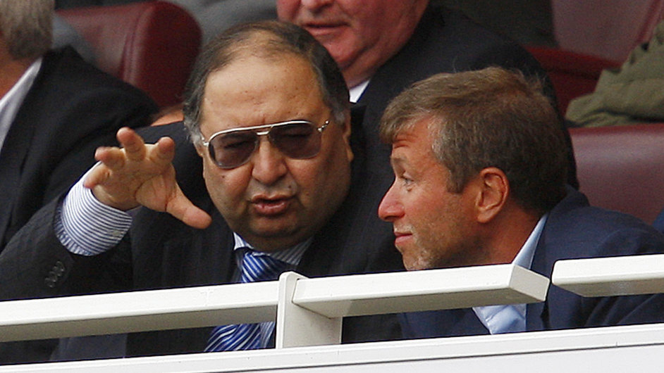 Alier Usmanov je tak podlnkem v londnskm Arsenalu. Na smnku je s majitelem Chelsea Romanem Abramoviem.