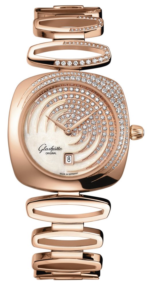 Glashütte Original přichází poprvé ve své stoosmašede-sátileté historii s řadou hodinek Pavonina vytvořenou výhradně pro ženy.