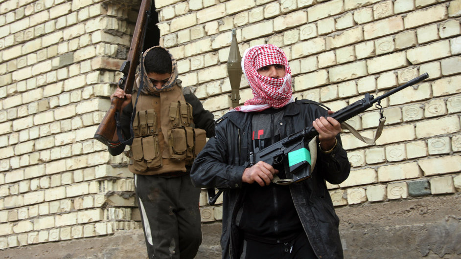 Bojovnci islamistick organizace ISIL v ulicch irck Fallde