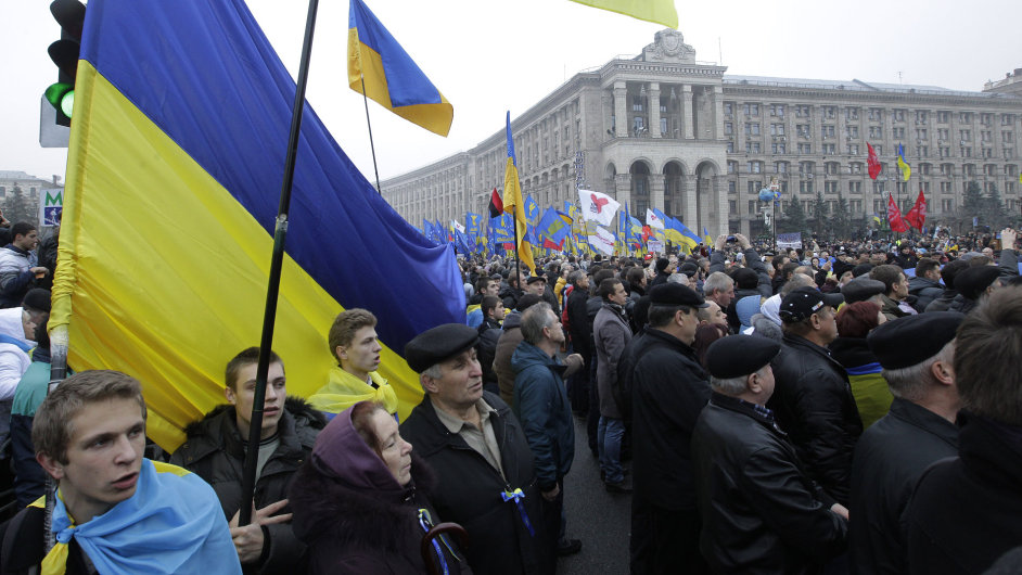 Destky tisc demonstrant pochoduj centrem Kyjeva s vlajkou Evropsk unie.