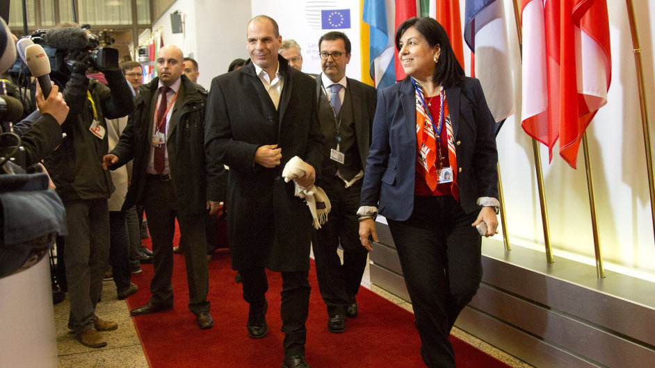 Řecký ministr financí Yanis Varoufakis (uprostřed) přichází na jednání Euroskupiny.