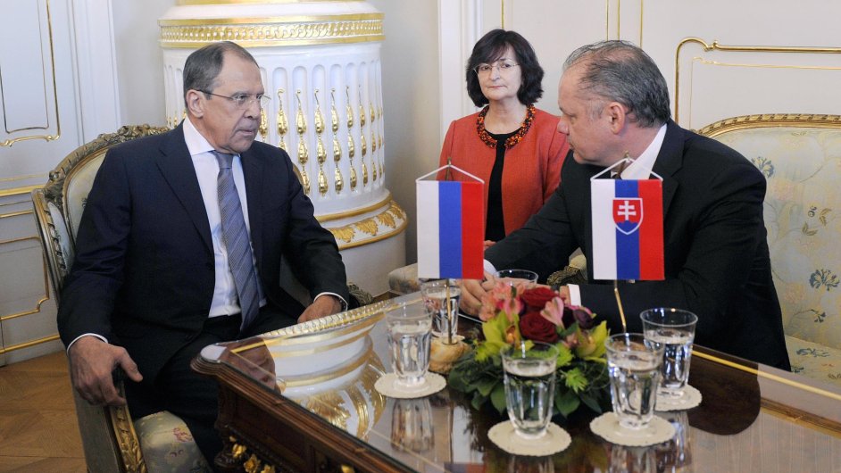 Rusk ministr zahrani Sergej Lavrov (vlevo) se na Slovensku seel se slovenskm prezidentem Andrejem Kiskou (vpravo).