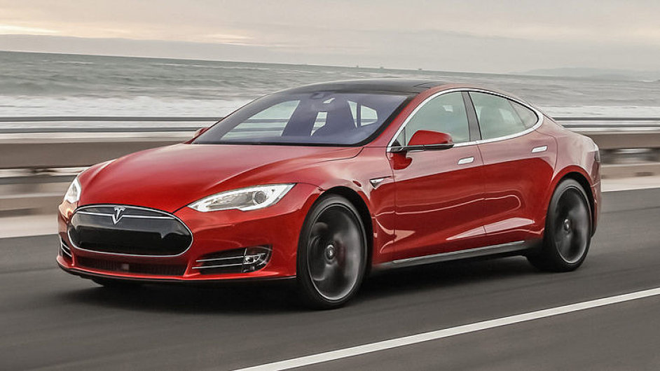 Tesla Model S: Je rychlej ne Ferrari, ale jezd zadarmo