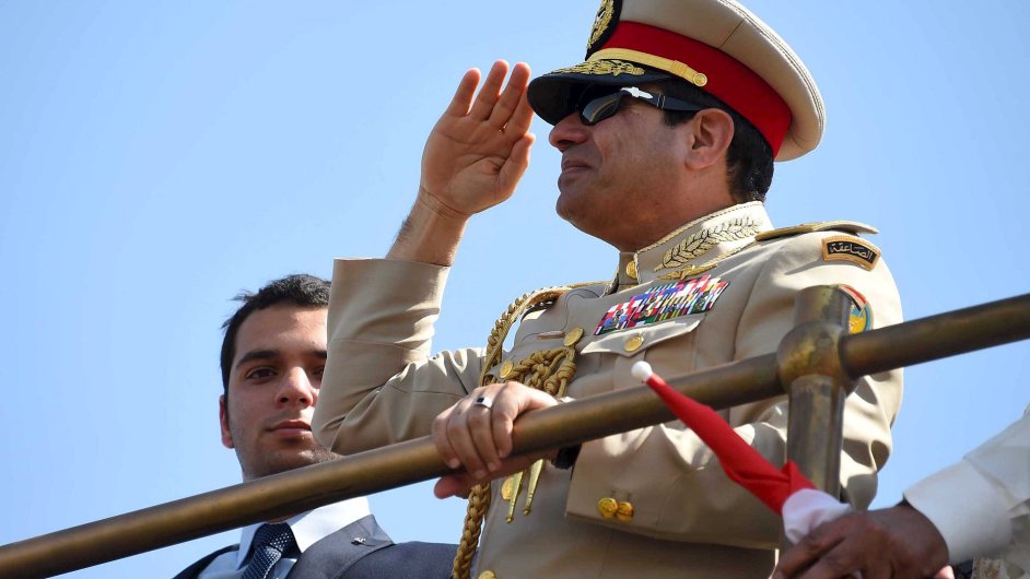 Egyptsk prezident Abdul Fatth as-Ss se astn slavnostnho oteven nov vtve Suezskho prplavu.