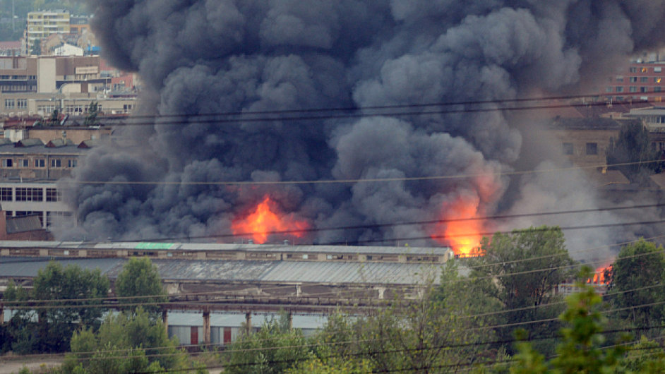 Požár v pražských Vysoèanech v areálu bývalé ÈKD