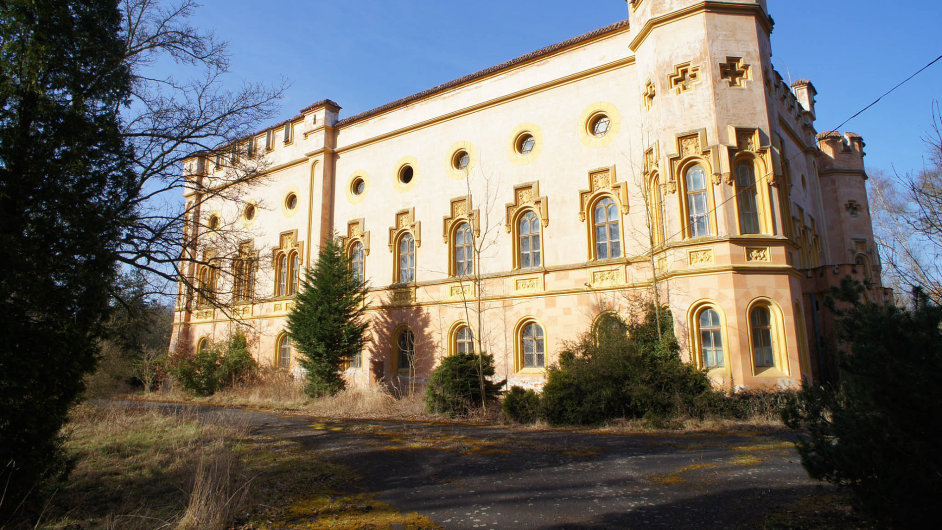 Cenu zámku Bezdìkov u Klatov snížil vlastník o dvì tøetiny. Bez velké investice do rekonstrukce v objektu není možné bydlet ani podnikat.