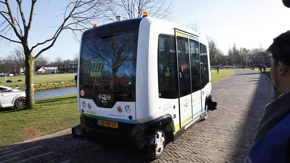 První samoøídící autobus WEpod bude v nizozemském Wageningenu vozit studenty z univerzity na nádraží a zpìt.