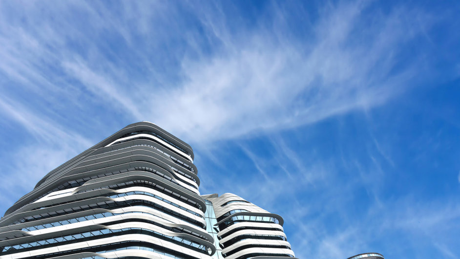 Na snmku je budova Jockey Club Innovation Tower, kter podle nvrhu Zahy Hadid vznikla v Hongkongu.