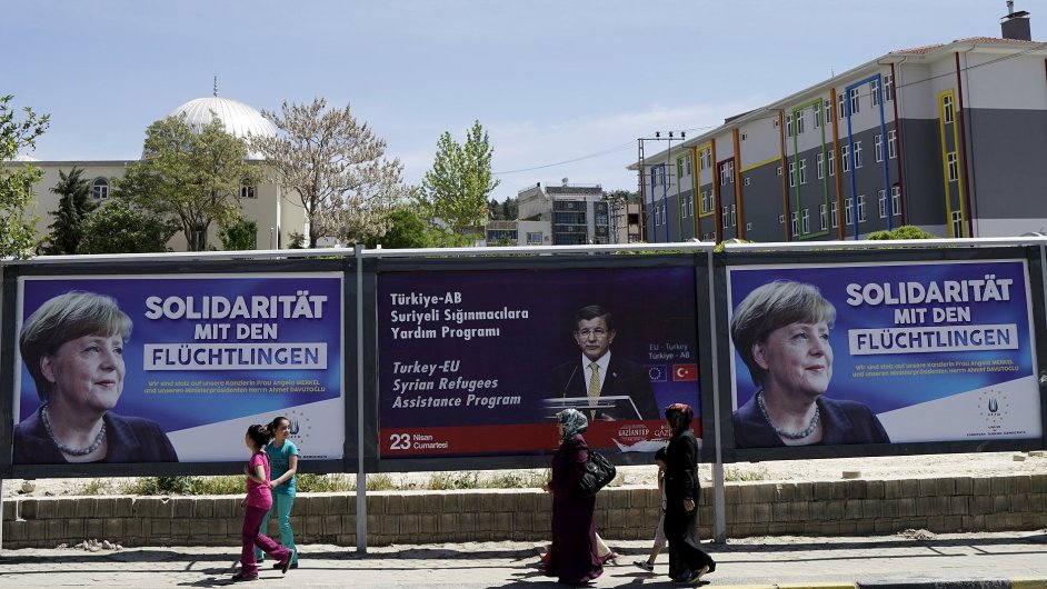 Plakty nmeck kanclky Angely Merkelov a tureckho premira Ahmeta Davotuglua na ulici Gaziantepu.