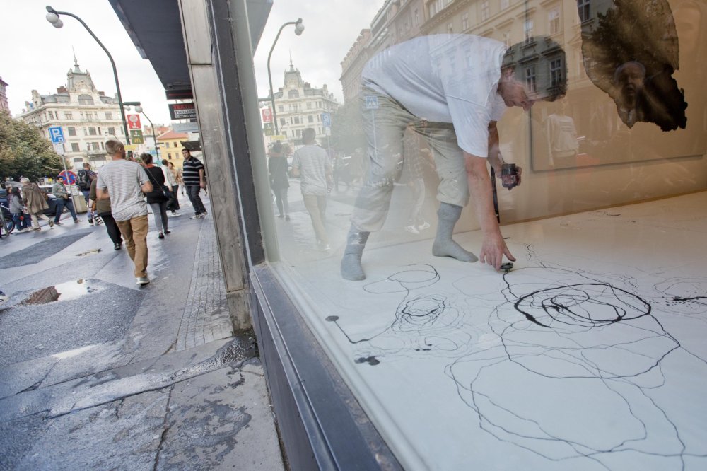Výtvarník Petr Nikl za okny pražské Galerie Václava Špály během pondělní vernisáže stvořil novou kresbu.