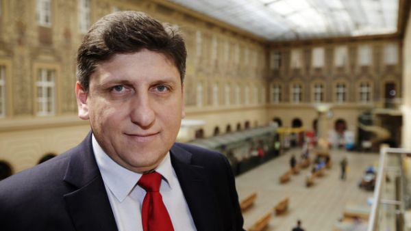 Martin Elk&aacute;n za�ne odpov&iacute;dat v 10:00