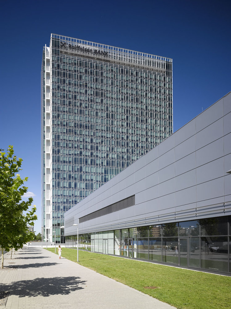 City Tower, nejvyšší pražskou budovu (Richard Meier), chrání plášť o ploše 25 000 m2.