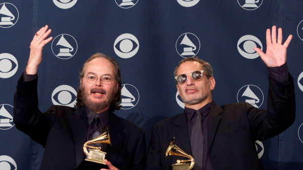 Walter Becker (vlevo) a Donald Fagen alias Steely Dan roku 2001 přebírají cenu Grammy za nejlepší album roku.