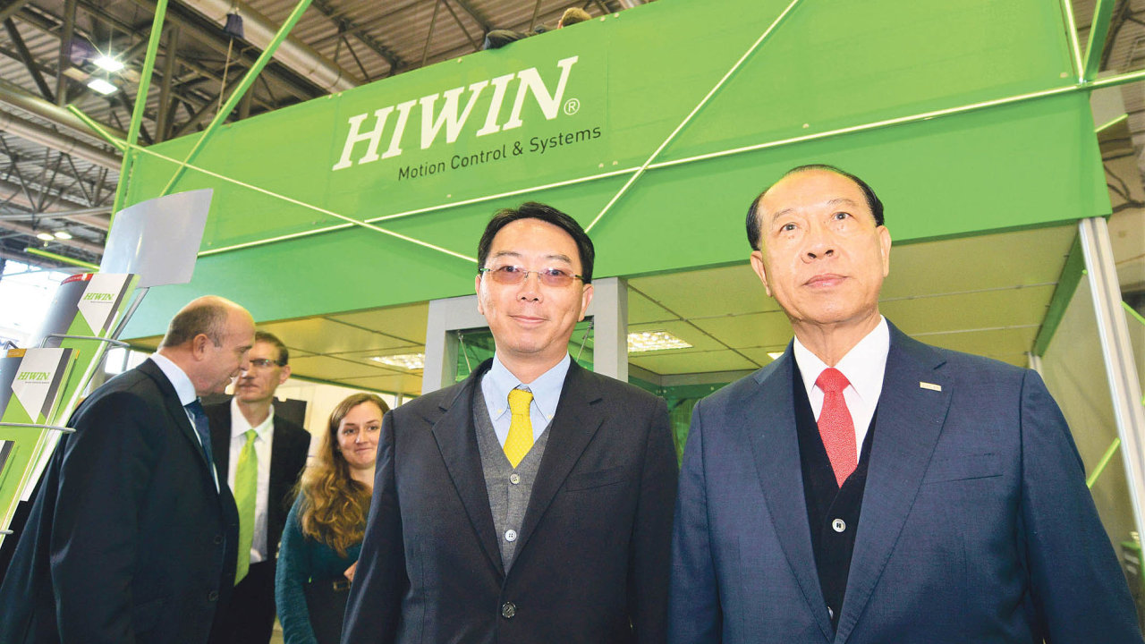 Generln editel spolenosti HIWIN Technologies pan Eric Y.T. Chuo (na fotografii vpravo) s doprovodem.