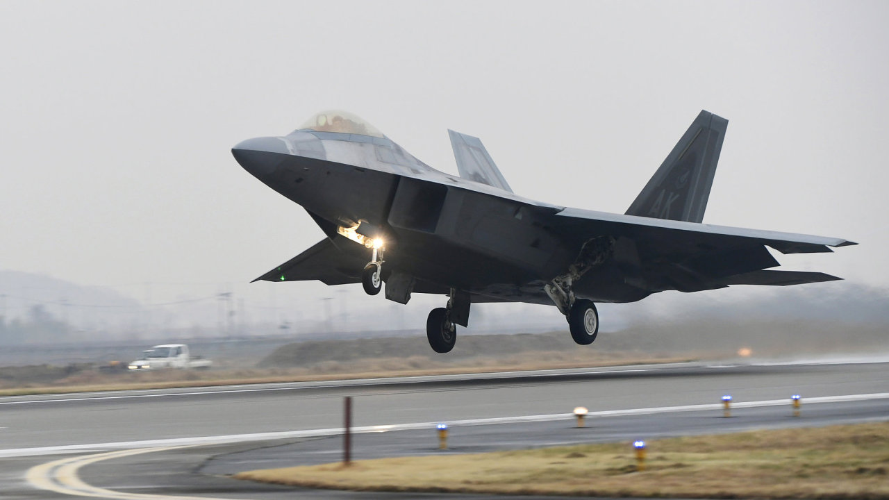 Stíhaèka; USA; U.S. Air Force F-22 Raptor takes off from a South Korean air base in Gwangju; cvièení