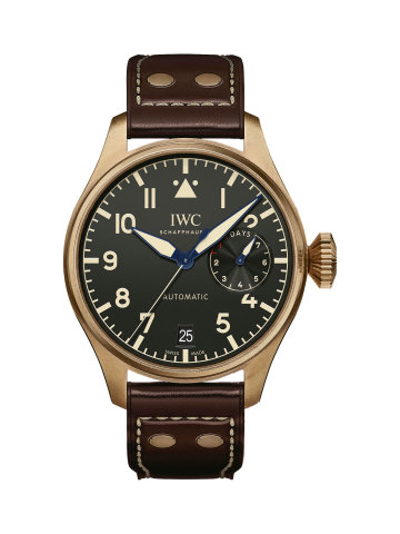 Hodinky Big Pilot Heritage od věhlasné švýcarské firmy IWC odkazují k ikonickému modelu z roku 1940. Elegantní pilotky v retrodesignu vám budou slušet nejen v oblacích.