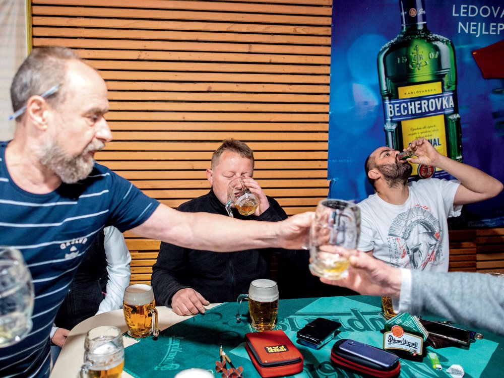 Otec Mikuláše Mináře František roznáší pivo v baru Družba.
